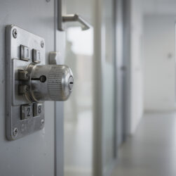 découvrez la fermeture par code mécanique, une solution innovante et sécurisée pour protéger les locaux de votre entreprise sans utiliser de clés électroniques.