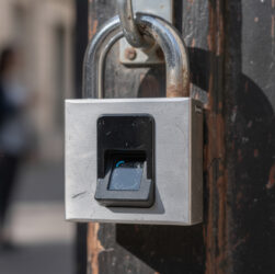 découvrez le cadenas à empreinte digitale, une solution de sécurité moderne, pratique et fiable pour protéger vos biens en toute simplicité.