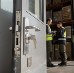 découvrez l'importance de la serrurerie pour entrepôt sécurisé et son rôle essentiel dans la protection et l'efficacité de la logistique moderne.