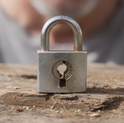 découvrez notre guide complet sur les mini cadenas à clé, leurs caractéristiques essentielles et les avantages qu'ils offrent pour sécuriser vos effets personnels en toute simplicité.