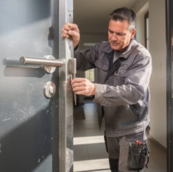 assurez la sécurité durable de votre habitation avec notre service de réalignement de porte blindée, garantissant robustesse et tranquillité d'esprit.