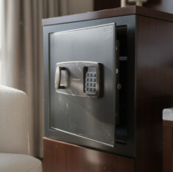 découvrez pourquoi un coffre-fort pour hôtel individuel est un atout essentiel pour garantir la sécurité et la satisfaction des clients dans les hôtels de luxe.