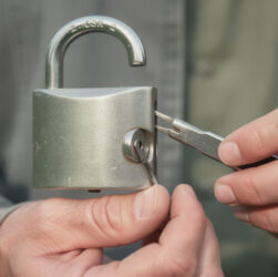 découvrez les méthodes essentielles pour ouvrir un cadenas sans clé en toute sécurité, ainsi que les précautions à prendre pour protéger vos biens.