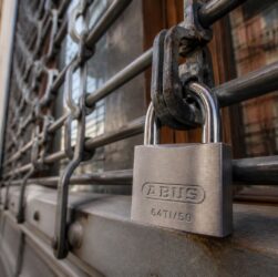 explorez les avantages des cadenas spécialement conçus pour grilles de sécurité en extérieur, garantissant protection et durabilité face aux intempéries et aux tentatives d'effraction.