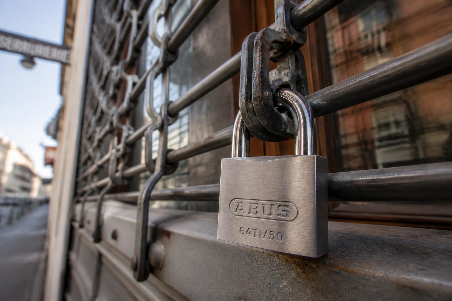 explorez les avantages des cadenas spécialement conçus pour grilles de sécurité en extérieur, garantissant protection et durabilité face aux intempéries et aux tentatives d'effraction.