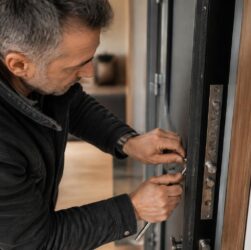découvrez les erreurs courantes à éviter absolument lors du réglage de votre porte blindée pour assurer sécurité et fonctionnalité optimales.