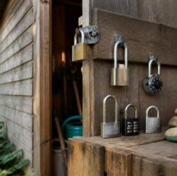 découvrez notre guide complet sur les différents types de cadenas pour abri de jardin afin de sécuriser efficacement vos équipements et outils.