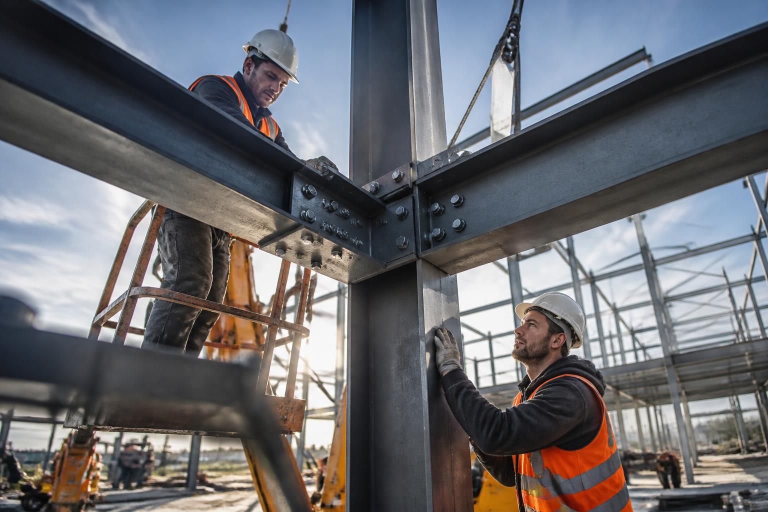 découvrez comment l'utilisation d'une structure en acier trempé renforcé impacte les coûts de construction, en optimisant la durabilité et l'efficacité des projets de bâtiment.