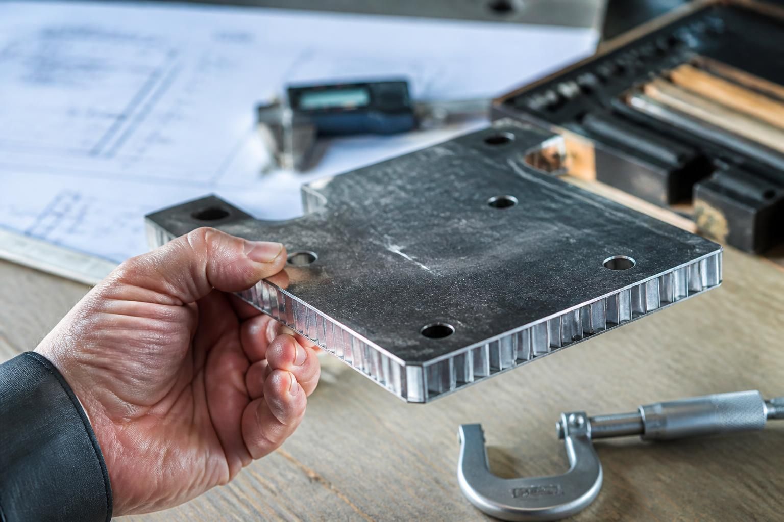 découvrez les critères essentiels pour choisir une contre-plaque anti-perçage efficace et protéger au mieux vos portes contre les effractions.