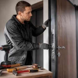 découvrez les réponses aux questions fréquentes sur l'installation de porte blindée pour sécuriser votre maison efficacement et en toute sérénité.