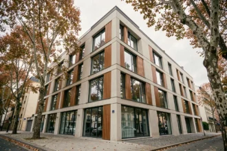 Façade contemporaine d'un immeuble résidentiel dans les Hauts-de-Seine avec bardage bois et grandes baies vitrées