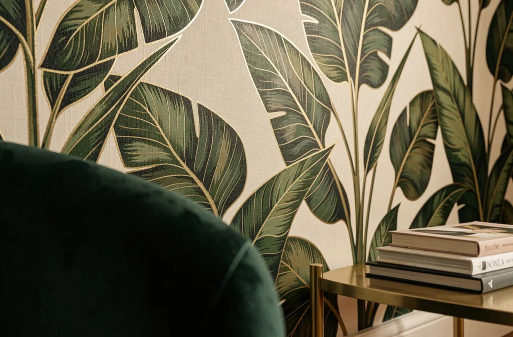 Détail texturé d'un papier peint panoramique Art Déco botanique tropical vert et or dans un salon parisien élégant
